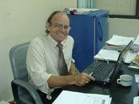 willard van de bogart at Nakhon Sawan Rajabhat University with new HP Compaq Presario V3905TU laptop